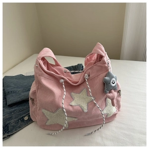 Détail du sac cabas en velours côtelé rose avec broderie étoile et cordon de serrage tressé