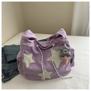 Détail du sac cabas en velours violet avec étoiles en peluche et cordon de serrage