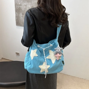 Sac bandoulière en velours côtelé bleu avec étoiles blanches et charm étoile