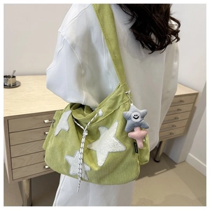 Sac bandoulière en velours côtelé vert avec étoiles en peluche et pendentif étoile