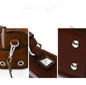 Dettaglio degli accessori in argento e cuciture della borsa a cuscino in peluche marrone