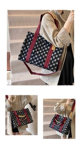 Gros plan sur un sac cabas en tweed matelassé avec rayures rouges et détails de franges