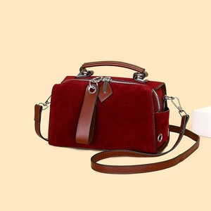 Borsa a cuscino in camoscio rosso scuro con manici in pelle marrone e tracolla regolabile