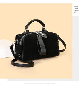 Vista dettagliata della borsa Boston in peluche nera con rivetti e cerniere argentate