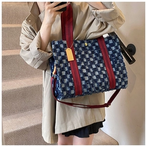 Sac cabas à carreaux bleus et blancs avec franges et bandoulière de couleur bordeaux
