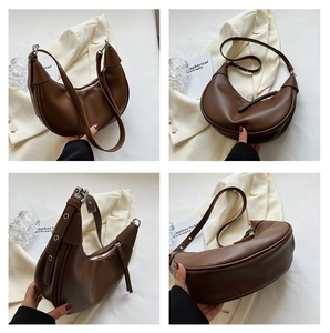 Details einer dunkelbraunen Hobo-Tasche mit verstellbarem Riemen und matter Textur