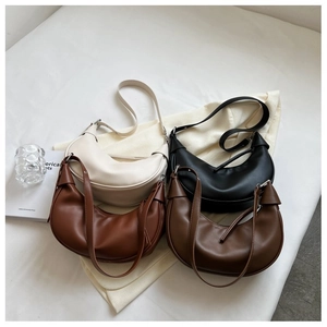 Detaillierte Draufsicht auf vier minimalistische Hobo-Handtaschen in verschiedenen neutralen Tönen