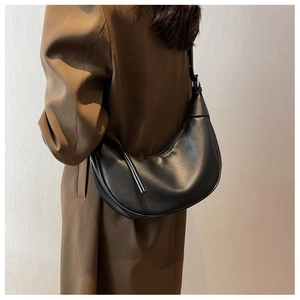 Detailansicht der schwarzen halbmondförmigen Schultertasche aus mattem Kunstleder im Detail