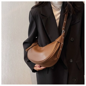 Nahaufnahme einer braunen Halbmond-Schultertasche aus Leder mit verstellbarem Riemen