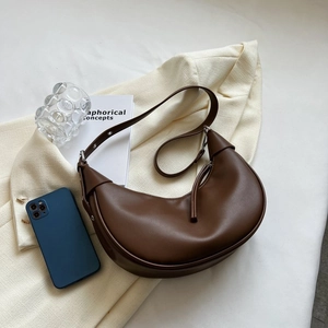 Nahaufnahme einer vintage braunen Halbmond-Tasche mit seitlichen Lederknoten