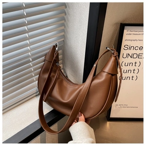 Braune Hobo-Tasche in Halbmondform aus mattem Kunstleder mit breitem Schultergurt im Minimal-Stil