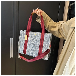Sac cabas en jean matelassé avec rayures rouges et bandoulière réglable pour femme
