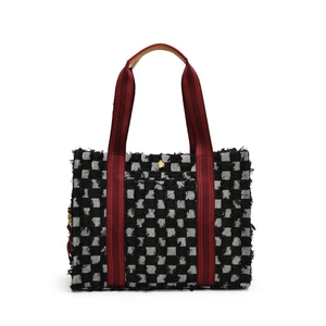 Grand sac cabas à carreaux avec bordures effilochées et fermoir fleur dorée chic et élégant
