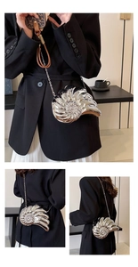 Détail du sac bandoulière argenté en forme de coquille avec texture spirale et chaîne