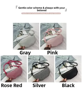 Detalle de cinco bolsos media luna con pedrería, correas anudadas y textura brillante