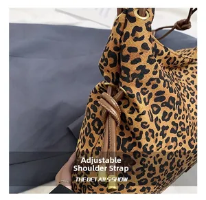Détail du sac cabas léopard en nylon avec bandoulière réglable en cuir marron