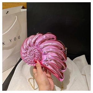 Détail du sac de soirée en forme de coquillage avec finition rose métallisée