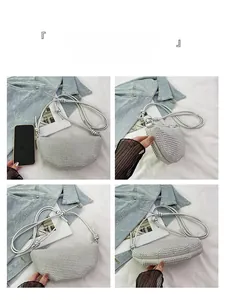 Vistas detalladas de un mini bolso de media luna plateado con strass y correa anudada