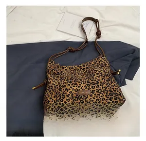 Détail du sac cabas léopard avec cordon de serrage marron et étiquette de mode