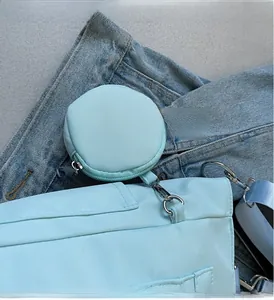 Borsa a tracolla in nylon azzurro con portamonete rotondo abbinato e ganci in metallo