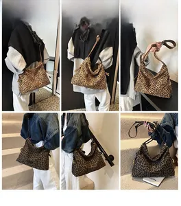 Vues détaillées du sac cabas en nylon à imprimé léopard porté par un mannequin en salle