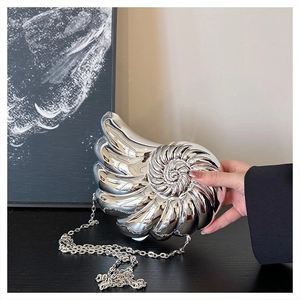 Vue détaillée d'une pochette de soirée argentée en forme de coquillage à spirales