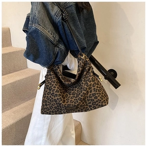 Sac fourre-tout tendance imprimé léopard en nylon avec bandoulière noire pour l'hiver 2024