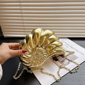 Pochette nautile dorée avec texture spirale métallique et bandoulière chaîne