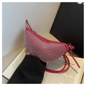 Detalle de bolso medialuna magenta con brillantes diamantes de imitación y cremallera metálica