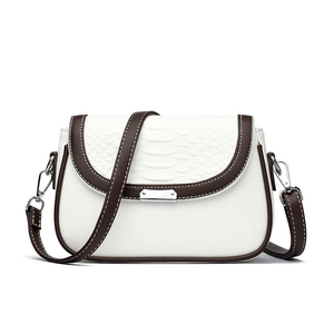 Sac bandoulière minimaliste avec rabat motif serpent et base en cuir texturé brun