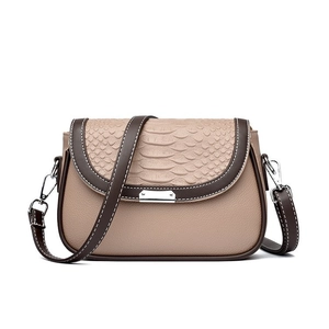 Sacoche selle bicolore élégante en beige et marron avec motif serpent et détails argentés