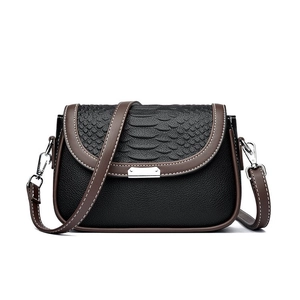 Sac bandoulière noir et marron avec rabat imprimé serpent et détails en métal argenté