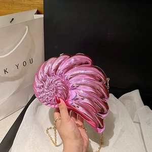 Pochette nautile rose avec chaîne acrylique et finition métallique pour les soirées