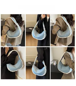 Vues multiples du sac croissant en denim bleu clair avec bordure en polaire sur le modèle