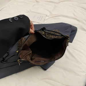Sac fourre-tout en nylon léopard d'hiver avec bandoulière et poche zippée interne
