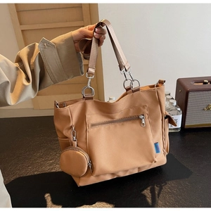 Borsa tote alla moda in nylon color cammello con tracolla larga e portamonete tondo