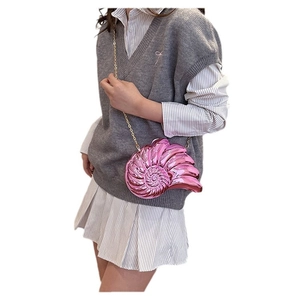 Sac bandoulière rose métallisé en forme de coquillage avec chaîne acrylique