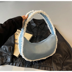 Sac hobo en denim bleu clair avec bords effilochés pour un style urbain et rétro chic