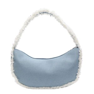 Sac demi-lune en jean bleu clair avec bordure en fausse fourrure blanche et lanière