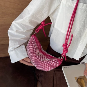 Bolso de media luna rosa fucsia con cristales plateados y elegante correa de nudo
