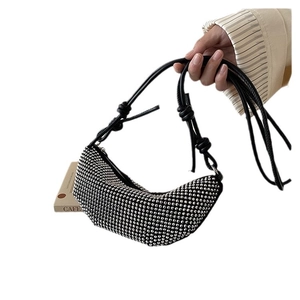 Bolso de media luna negro con diamantes de imitación y correa de cuero con diseño de nudo