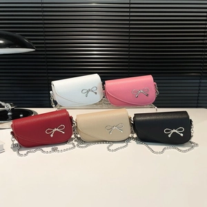 Borsa A Tracolla Da Donna In Pelle PU Granulata Mini Fiocco Decorazione In Metallo Catena A Sfere Argento Elegante Borsa A Spalla