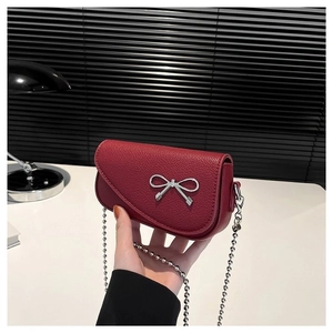Elegante borsa a tracolla bordeaux con trama litchi, fiocco e catena di perline