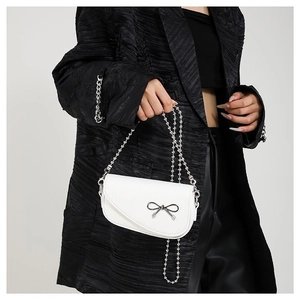 Borsa a tracolla bianca in pelle litchi con fiocco argento e catena a sfere elegante