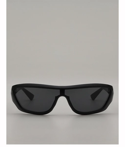 Vue de face des lunettes de soleil de sport Y2K noires avec monture monobloc et protection UV400