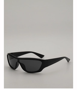 Gros plan sur les lunettes de soleil sport Y2K noires avec gravure JH8322 sur la branche