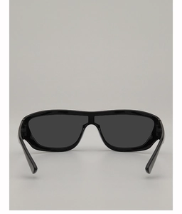 Vue arrière des lunettes de soleil de sport futuristes noires à verres gris foncé