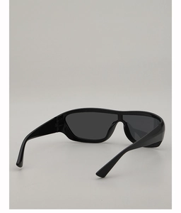 Vue latérale de lunettes de soleil de sport Y2K noires avec un grand verre monobloc