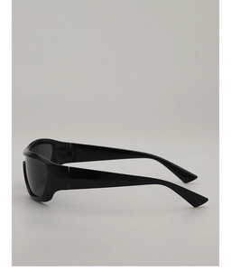 Vue latérale de lunettes de soleil sport Y2K noires avec larges branches pour le cyclisme