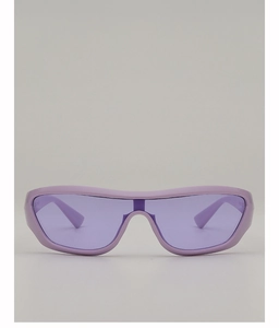 Vue détaillée des lunettes de soleil de sport Y2K lavande avec monture aérodynamique